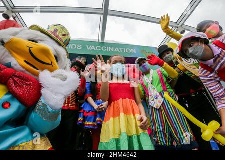 Ville de Quezon.7th févr. 2022.Les personnes en costumes de cirque posent pour une photo avec une fille au cours du premier jour de la vaccination des enfants âgés de 5 à 11 ans dans un centre commercial de Quezon City, aux Philippines, le 7 février 2022.Le ministère de la Santé des Philippines (DOH) a signalé 6 835 nouvelles infections à COVID-19 lundi, faisant passer le nombre de cas confirmés dans le pays d'Asie du Sud-est à 3 616 387.Les Philippines ont lancé lundi la campagne de vaccination contre le COVID-19 pour les enfants âgés de 5 à 11 ans.Credit: Xinhua/Alay Live News Banque D'Images