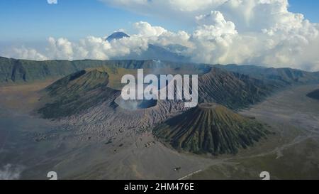 Vue aérienne du volcan du Mont Bromo Gunung Bromo dans le parc national de Bromo Tengger Semeru, Java-est, Indonésie Banque D'Images