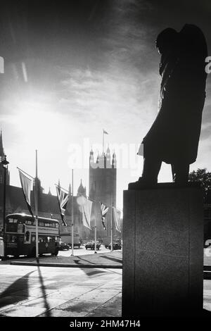 Statue de Winston Churchill, la place du Parlement, Londres, Angleterre, Royaume-Uni. Circa 1980 Banque D'Images