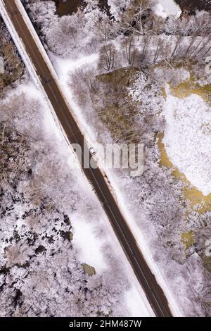 Vue aérienne sur une route à travers la nature rurale d'hiver Banque D'Images