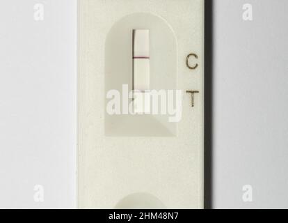 Test positif COVID 19 LFT Banque D'Images