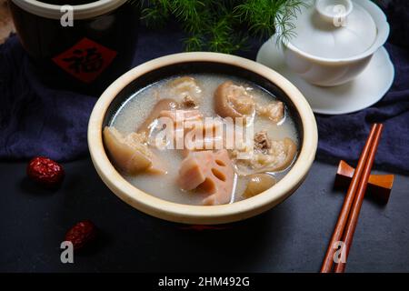 Soupe de pieds de porc aux racines de Lotus Banque D'Images