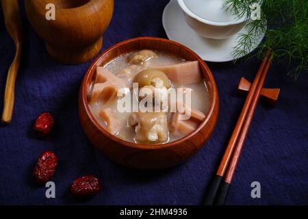 Soupe de pieds de porc aux racines de Lotus Banque D'Images