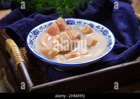 Soupe de pieds de porc aux racines de Lotus Banque D'Images