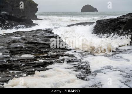 Un jour de fête au Trebarwith Strand, Cornwall, Royaume-Uni, avec mousse de mer et vagues. Banque D'Images