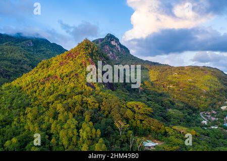 Parc national du Morne Seychelles vue aérienne de drone au coucher du soleil, heure d'or, avec des montagnes tropicales luxuriantes, île Mahé, Seychelles. Banque D'Images