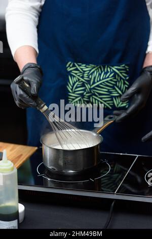 Préparation de la sauce de la soupe Suquet de Peix avec les pommes de terre Banque D'Images