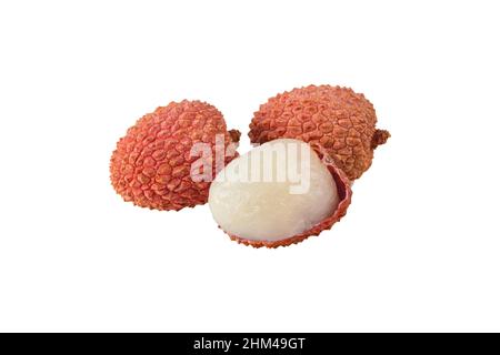 Trois groupes de fruits de lychee isolés sur blanc. Litchi chinensis entier et épluché. Banque D'Images