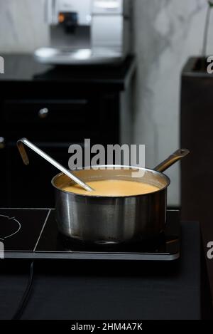 Préparation de la sauce de la soupe Suquet de Peix avec les pommes de terre Banque D'Images