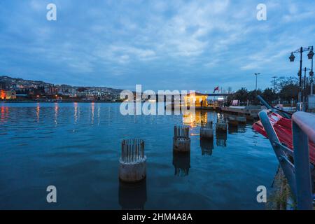 La station de bateau avec vue de nuit de la plage dans le quartier d'Eyup à la Corne d'Or avec pont Haloc, Istanbul, Turquie. Banque D'Images