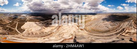 Carrière de granit vue panoramique à 360 degrés. Paysage minier de granit d'un drone Banque D'Images