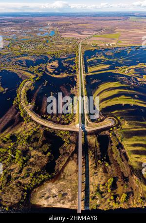 Traversez les prairies inondées des plaines inondables par le dessus. Le delta de la rivière Pripyat a été inondé d'eau au printemps Banque D'Images