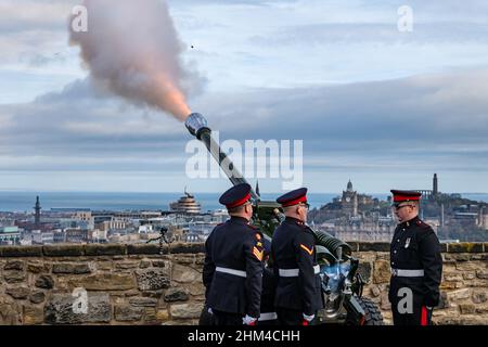 Château d'Édimbourg, Édimbourg, Écosse, Royaume-Uni, 07 février 2022. 21 l'accession au trône de la Salute aux armes à feu: Le salut marque l'accession de la reine Elizabeth II au trône le 6th février 1952, il y a 70 ans: Un Jubilé de platine. Les réservistes 105th Régiment de l'Artillerie royale tirent les armes Banque D'Images