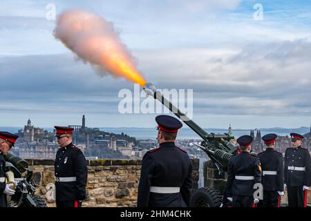 Château d'Édimbourg, Édimbourg, Écosse, Royaume-Uni, 07 février 2022. 21 l'accession au trône de la Salute aux armes à feu: Le salut marque l'accession de la reine Elizabeth II au trône le 6th février 1952, il y a 70 ans: Un Jubilé de platine. Les réservistes 105th Régiment de l'Artillerie royale tirent les armes Banque D'Images