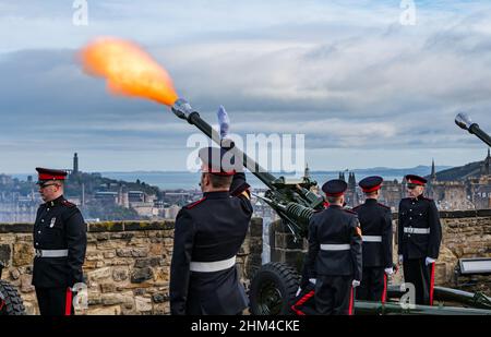 Château d'Édimbourg, Édimbourg, Écosse, Royaume-Uni, 07 février 2022. 21 l'accession au trône de la Salute aux armes à feu: Le salut marque l'accession de la reine Elizabeth II au trône le 6th février 1952, il y a 70 ans: Un Jubilé de platine. Les réservistes 105th Régiment de l'Artillerie royale tirent les armes Banque D'Images