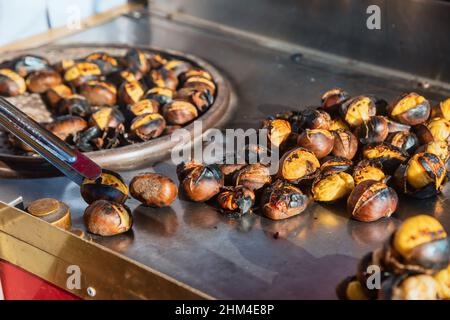 Marrons fraîchement frits, une célèbre nourriture de rue d'automne et d'hiver à vendre sur une piste de vendeur à Istanbul, Turquie Banque D'Images