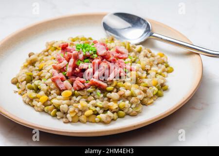 porridge de légumineuses avec bacon frit et ciboulette Banque D'Images