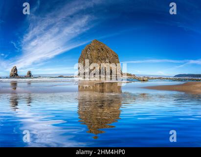Le Haystack Rock sur la plage de Cannon Beach en Oregon Banque D'Images