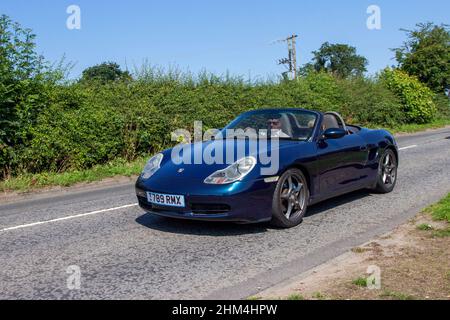 1999 90s années quatre-vingt-dix bleu Porsche Boxster 2480cc essence; en route vers Capesthorne Hall Classic July car show, Cheshire, Royaume-Uni Banque D'Images