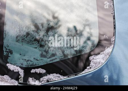 givre sur la vitre de la voiture à la lumière du jour en gros plan avec mise au point sélective Banque D'Images