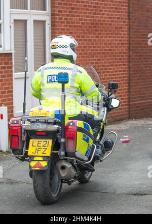 Vue arrière rapprochée d'un policier isolé de West Mercia à moto. Police britannique. Banque D'Images