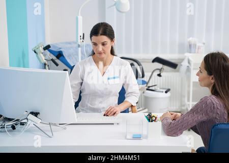Femme médecin ciblée recevant la cliente dans son bureau Banque D'Images