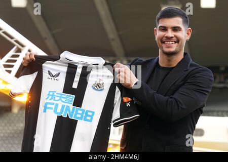 Nouvelle signature de Newcastle United Bruno Guimaraes pose avec une chemise à la suite d'une conférence de presse à St James' Park, Newcastle upon Tyne.Date de la photo lundi 7 février 2022. Banque D'Images