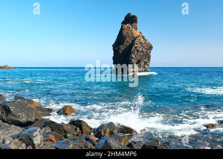 Côte volcanique et formation rocheuse Roque de la Bonanza entourée par l'océan bleu sur El Hierro. Banque D'Images