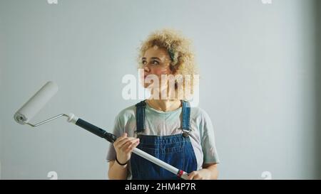 Une jeune femme réfléchie rénove une maison en faisant une pause dans la décoration. Photo de haute qualité Banque D'Images