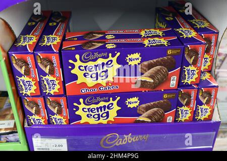 Gâteaux aux œufs crème en vente dans un supermarché au Royaume-Uni Banque D'Images