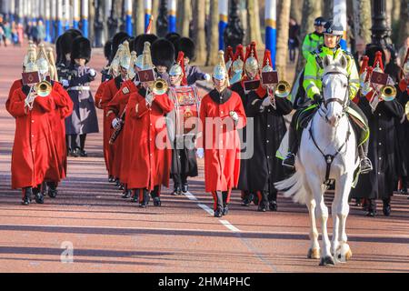Londres, Royaume-Uni.07th févr. 2022.Le 5th Regiment Royal Artillery, avec le soutien musical de la bande du Royal Regiment of Scotland et de la bande de la cavalerie de la maison, se promène jusqu'au Palais de Buckingham.Le début de la cérémonie de la relève de la garde le premier jour d'une année de célébrations du Jubilé de platine de la Reine.Credit: Imagetraceur/Alamy Live News Banque D'Images
