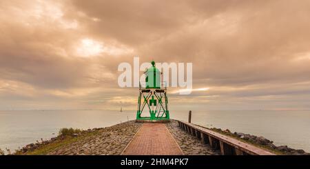 Image panoramique d'un phare hollandais dans la province de Frise au coucher du soleil Banque D'Images