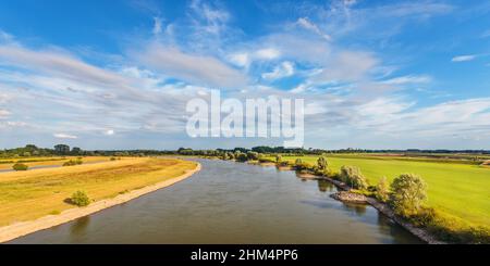 Image panoramique de l'ancienne rivière hollandaise IJssel dans la province de Gelderland Banque D'Images