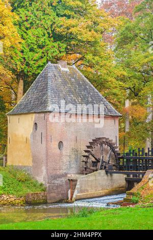 Ancien moulin à eau dans la province néerlandaise de Gelderland à l'automne Banque D'Images