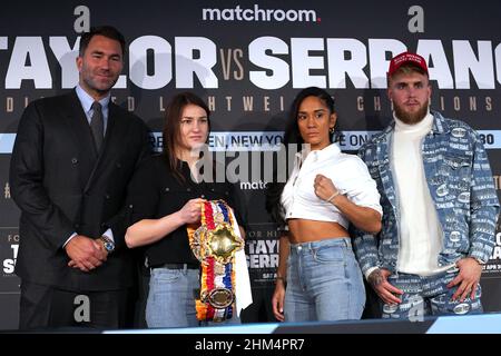 ProMotor Eddie Hearn, les boxeurs Katie Taylor et Amanda Serrano, et Jake Paul (à droite) lors d'une conférence de presse au Leadenhall Building, Londres.Date de la photo: Lundi 7 février 2022. Banque D'Images