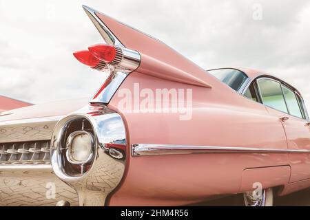 DEN Bosch, PAYS-BAS - 14 MAI 2017 : arrière rétro d'une Cadillac rose classique des années 50 à Den Bosch, pays-Bas Banque D'Images
