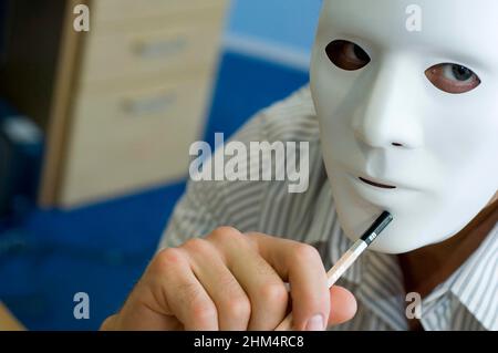 Portrait d'Un homme portant un masque et tenant Un crayon, Credit:Photohot Creative / Stuart Cox / Avalon Banque D'Images