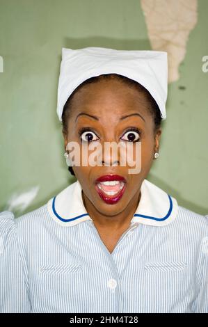 Infirmière surprise en uniforme, tête et épaules directement à la caméra., crédit:Photohot Creative / Stuart Cox / Avalon Banque D'Images