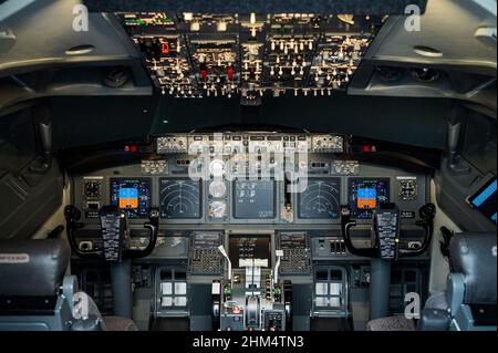 Vue générale du cockpit vide.Simulateur de vol commercial pour la formation en vol. Banque D'Images