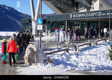 De nombreuses personnes attendent l'entrée au téléphérique de la montagne Zugspitze dans les Alpes.elles doivent montrer leur certificat de vaccination Covid Banque D'Images