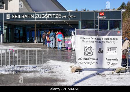 De nombreuses personnes attendent l'entrée au téléphérique de la montagne Zugspitze dans les Alpes.elles doivent montrer leur certificat de vaccination Covid Banque D'Images