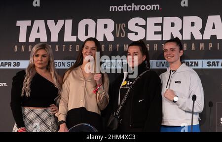 The Leadenhall Building, Royaume-Uni.07th févr. 2022.(Gauche) à (droite) Shannon Courtenay ancien WBA Bantamweight Champion du monde Terri Harper ancien WBC et IBO Super-Featherweight Champion du monde,Chantelle Cameron WBC et IBF Super-Lightweight World Champion et Skye Nicolson 2018 Commonwealth Games Champion lors de la conférence de presse en prévision du combat Katie Taylor / Amanda Serrano à Madison Square Gardens en avril 2022, à Landing quarante-deux, le Leadenhall Building, en Angleterre, le 7 février 2022.Photo d'Alan Stanford.Crédit : Prime Media Images/Alamy Live News Banque D'Images