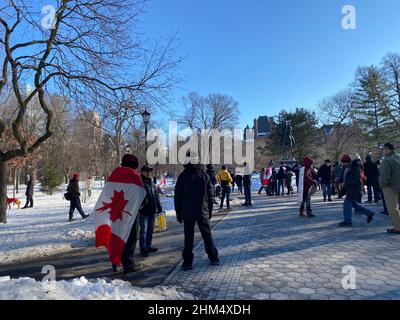 LES GENS SE RÉUNISSENT À QUEEN'S PARK POUR PROTESTER CONTRE LES MANDATS, LES RESTRICTIONS ET LE PASSEPORT VACCINAL PENDANT LA PANDÉMIE COVID-19. Banque D'Images