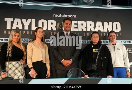 Shannon Courtenay (à gauche), Terri Harper, le promoteur Eddie Hearn, Chantelle Cameron et Skye Nicolson (à droite) lors d'une conférence de presse au Leadenhall Building, Londres.Date de la photo: Lundi 7 février 2022. Banque D'Images