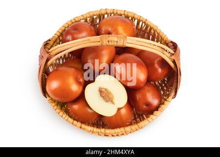 jujube ou date chinoise dans un panier en osier isolé sur fond blanc avec un chemin de coupure et une profondeur de champ complète. Vue de dessus. Pose à plat Banque D'Images