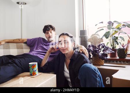 Jeune couple dans la salle de séjour Banque D'Images