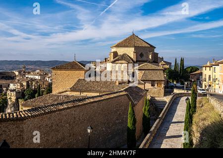 Forteresse médiévale pittoresque espagnole et église à Cuenca, Castilla la Mancha, Espagne. Banque D'Images