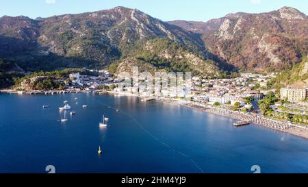 Vue sur le paysage marin.Baie de mer entourée de montagnes et de rochers dans le petit village touristique de Turunc.Paysage avec yacht de plaisir amarré.Turunc, Turquie Banque D'Images