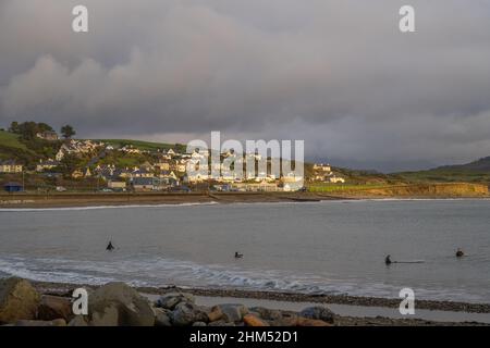 Vue sur le front de mer à Criccieth depuis le brise-lames avec soleil d'hiver en fin d'après-midi sur les maisons de la ville Banque D'Images