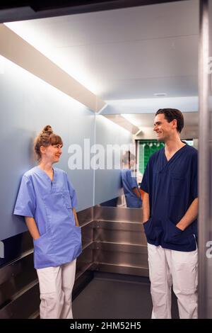 Le personnel médical parle dans l'ascenseur de l'hôpital Banque D'Images